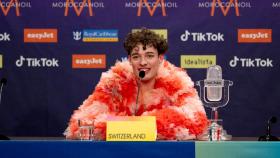 El ganador de Eurovisión, el suizo Nemo Mettler, en la rueda de prensa posterior a la final.