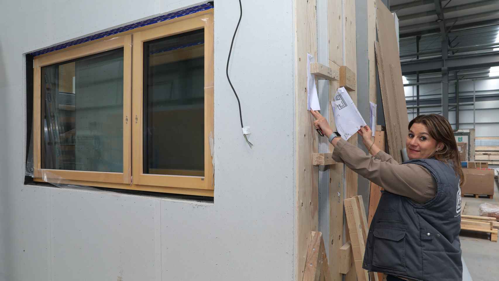 La CEO & Co-Fundadora de MEDGÓN, Estíbaliz González comprueba los datos técnicos de una vivienda passivhauss que se está construyendo en su empresa