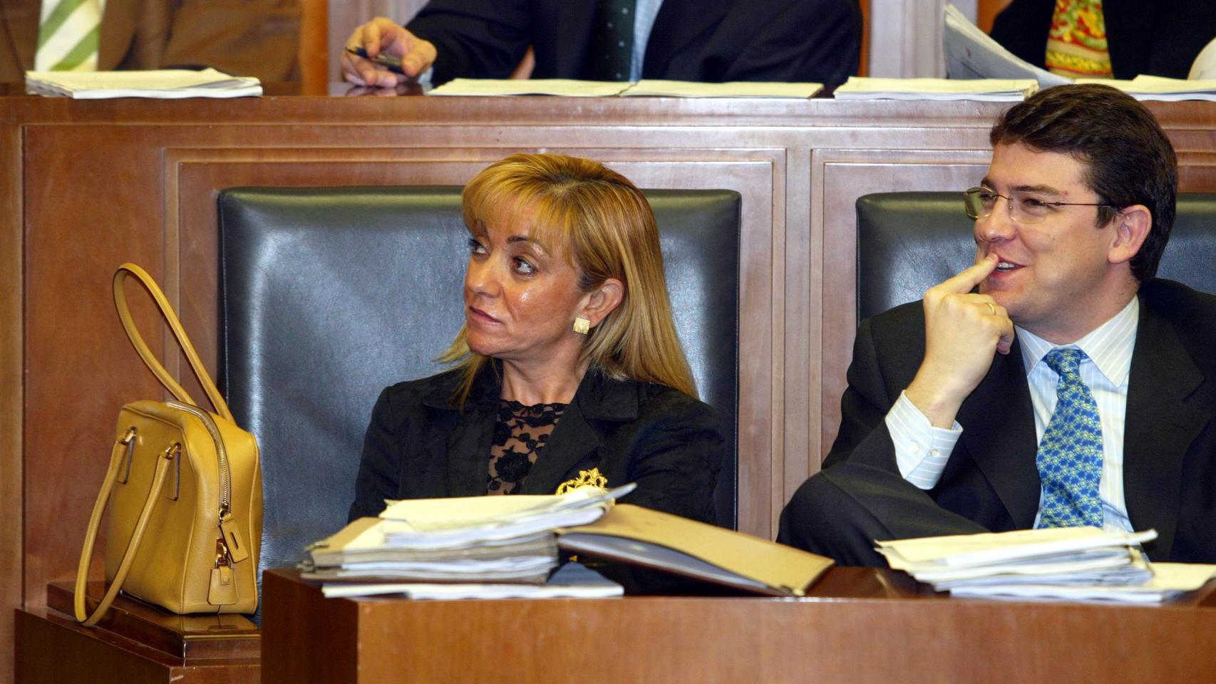 Isabel Carrasco y Fernández Mañueco, en una imagen de archivo de 2003 en las Cortes cuando ambos eran consejeros de la Junta