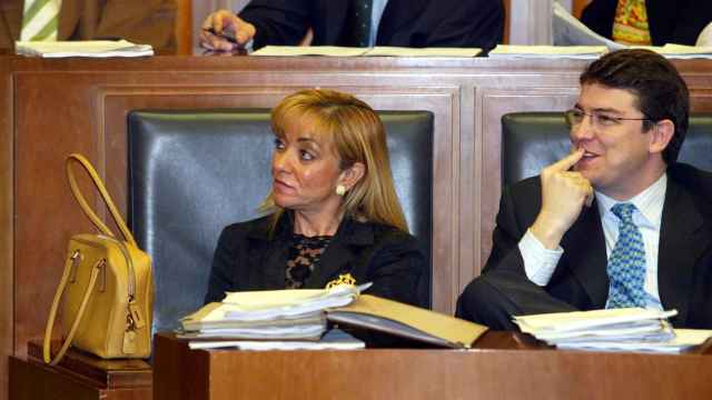 Isabel Carrasco y Fernández Mañueco, en una imagen de archivo de 2003 en las Cortes cuando ambos eran consejeros de la Junta