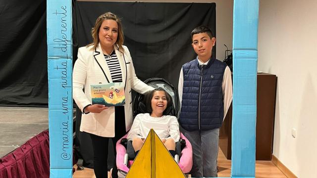 María Yuste, en el centro, junto a su madre y su hermano en la presentación del cuento