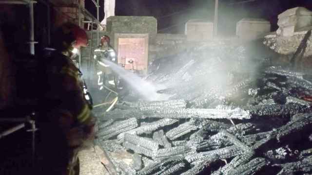 Incendio en la iglesia en Adradas: arden unas vigas amontonadas en el patio