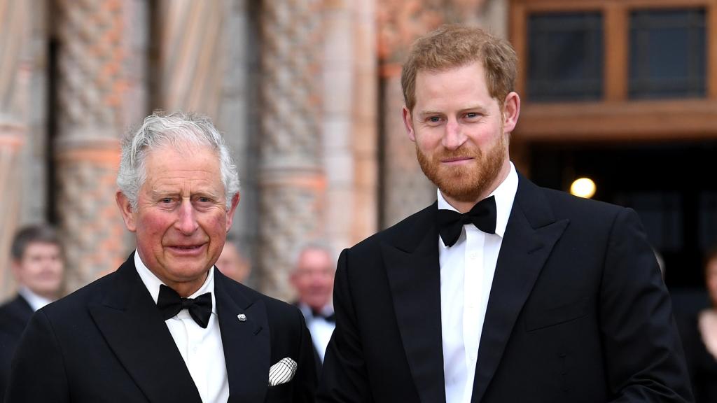 El rey Carlos III junto al príncipe Harry en una fotografía tomada en abril de 2019, en Londres.