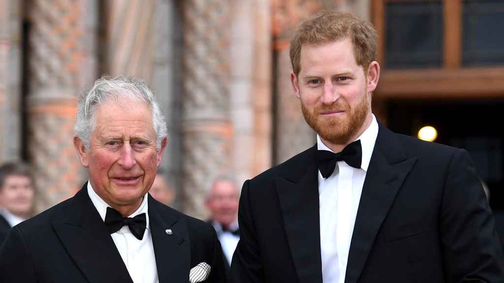 El rey Carlos III junto al príncipe Harry en una fotografía tomada en abril de 2019, en Londres.