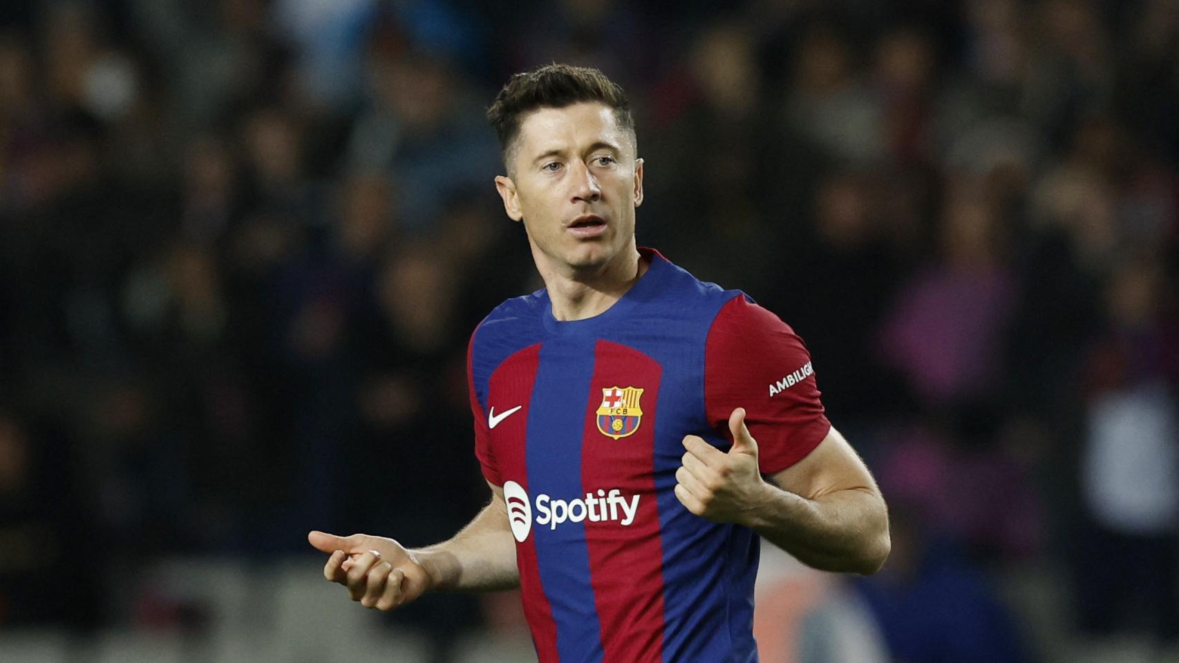 Robert Lewandowski hace un gesto con el Barça.