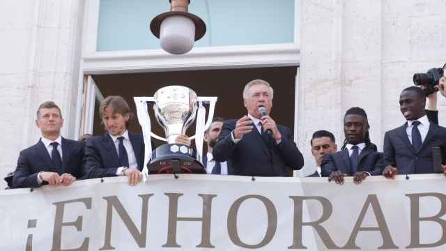 Ancelotti se anima a cantar desde el balcón de la Comunidad de Madrid