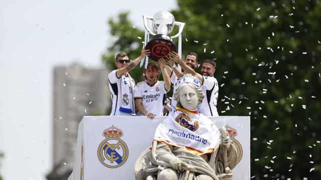 Kroos, Modric, Nacho y Carvajal levantan el trofeo de Liga en Cibeles.