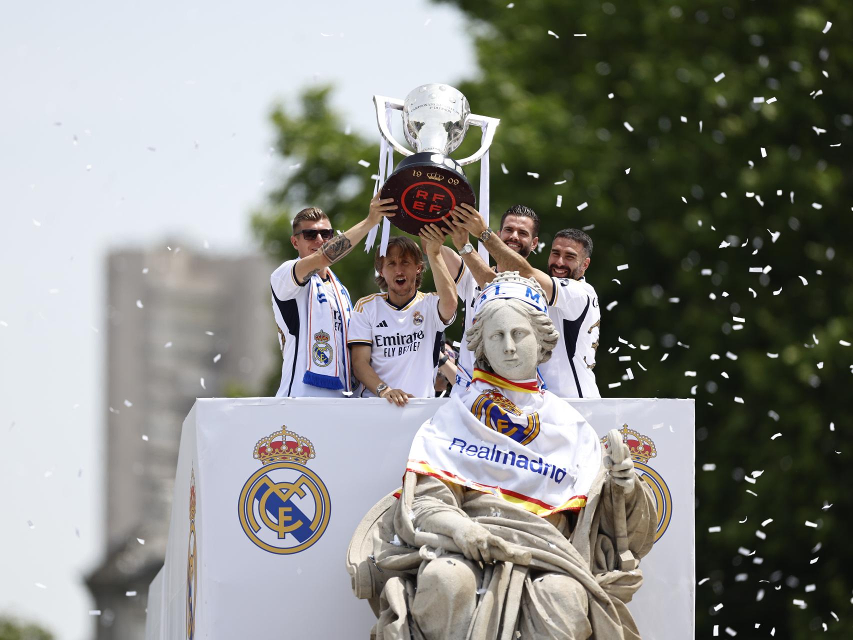 Kroos, Modric, Nacho y Carvajal levantan el trofeo de Liga en Cibeles.