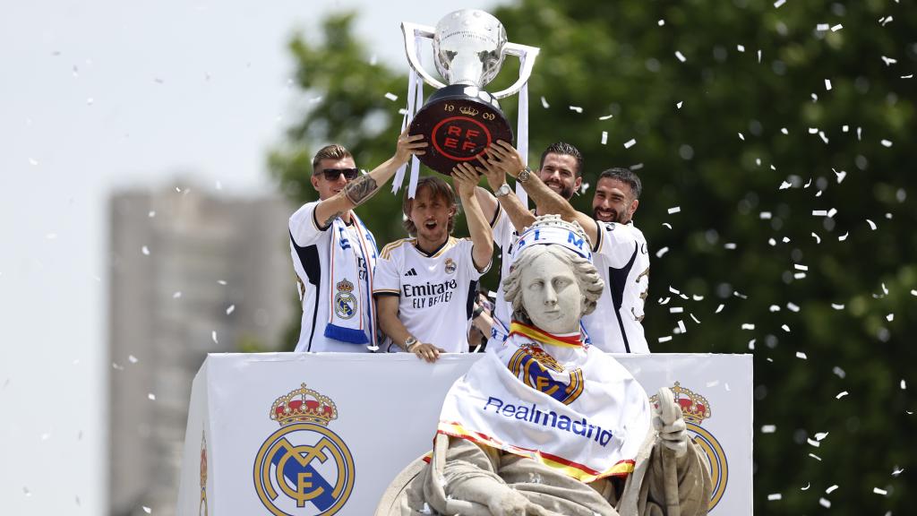 Kroos, Modric, Nacho y Carvajal levantan el trofeo de Liga en Cibeles