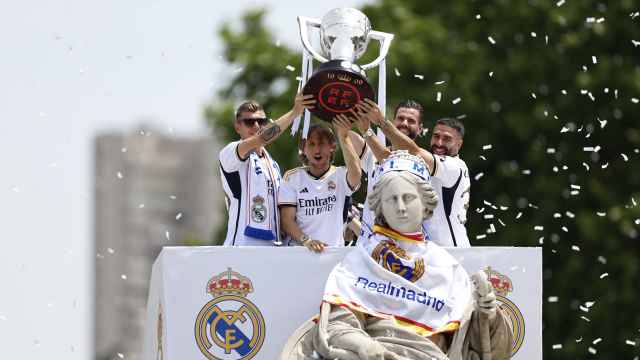 Kroos, Modric, Nacho y Carvajal levantan el trofeo de Liga en Cibeles.