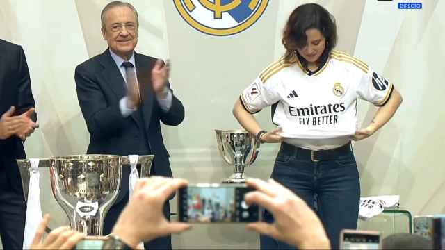 Díaz Ayuso se enfunda la camiseta del Real Madrid