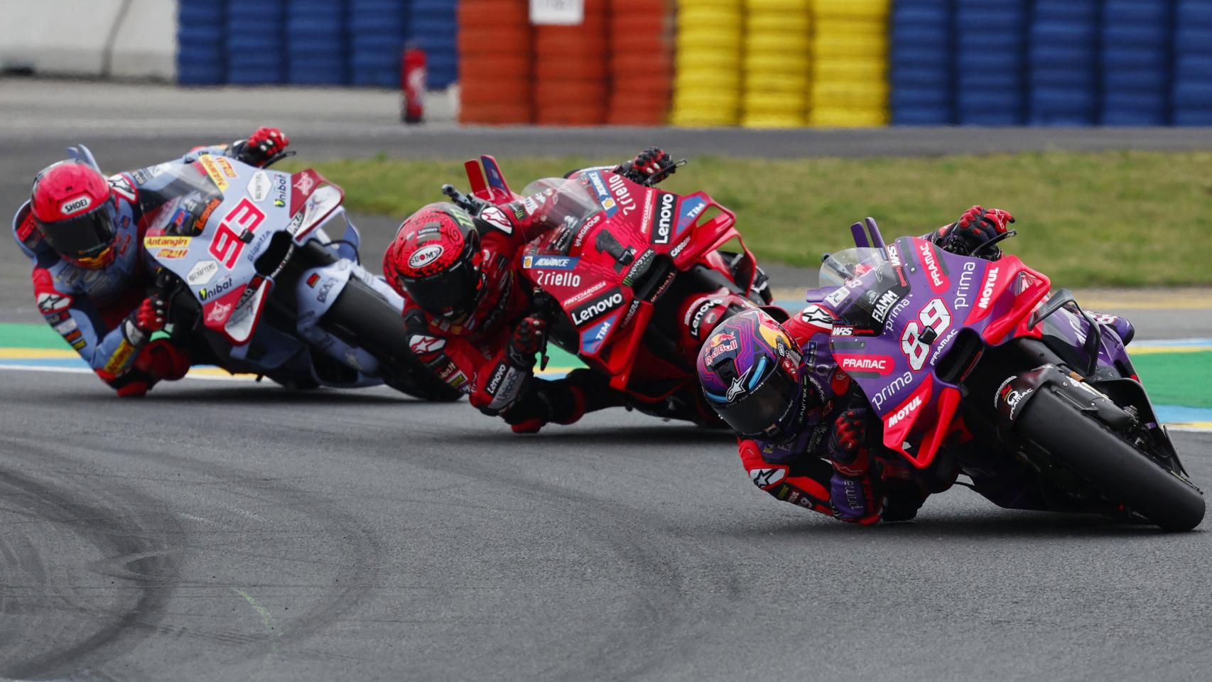 Jorge Martín, liderando la carrera frente a Pecco Bagnaia y a Marc Márquez.