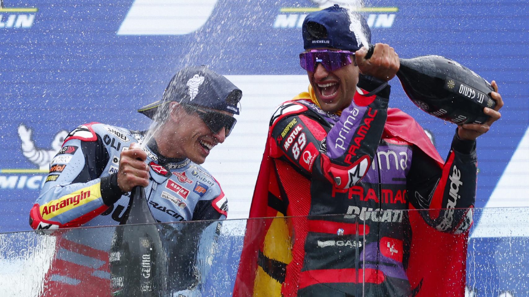 Jorge Martín y Marc Márquez celebran la primera y segunda posición, respectivamente, logradas en Le Mans.