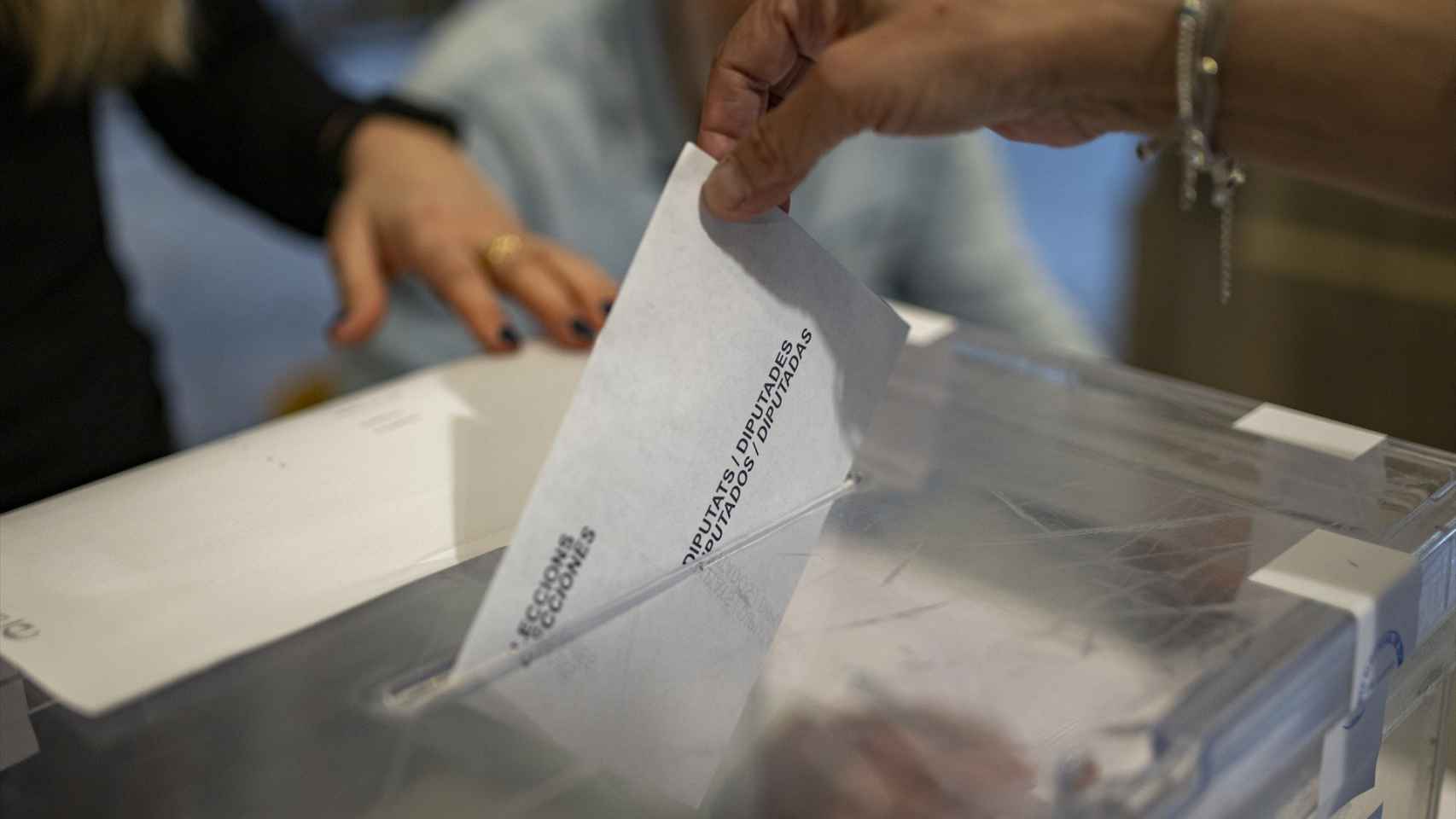 Una persona votando en un colegio en Cataluña.