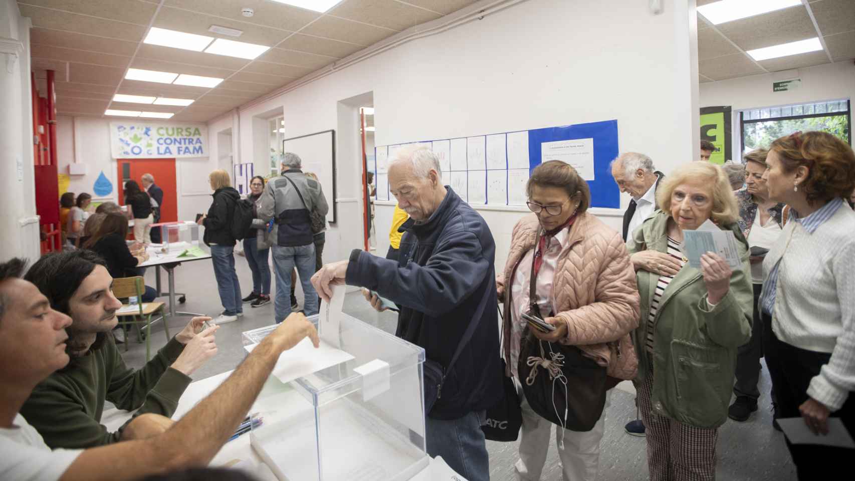 Ciudadanos depositan sus votos a primera hora en el Centro Cívico Villa Florida de Barcelona.
