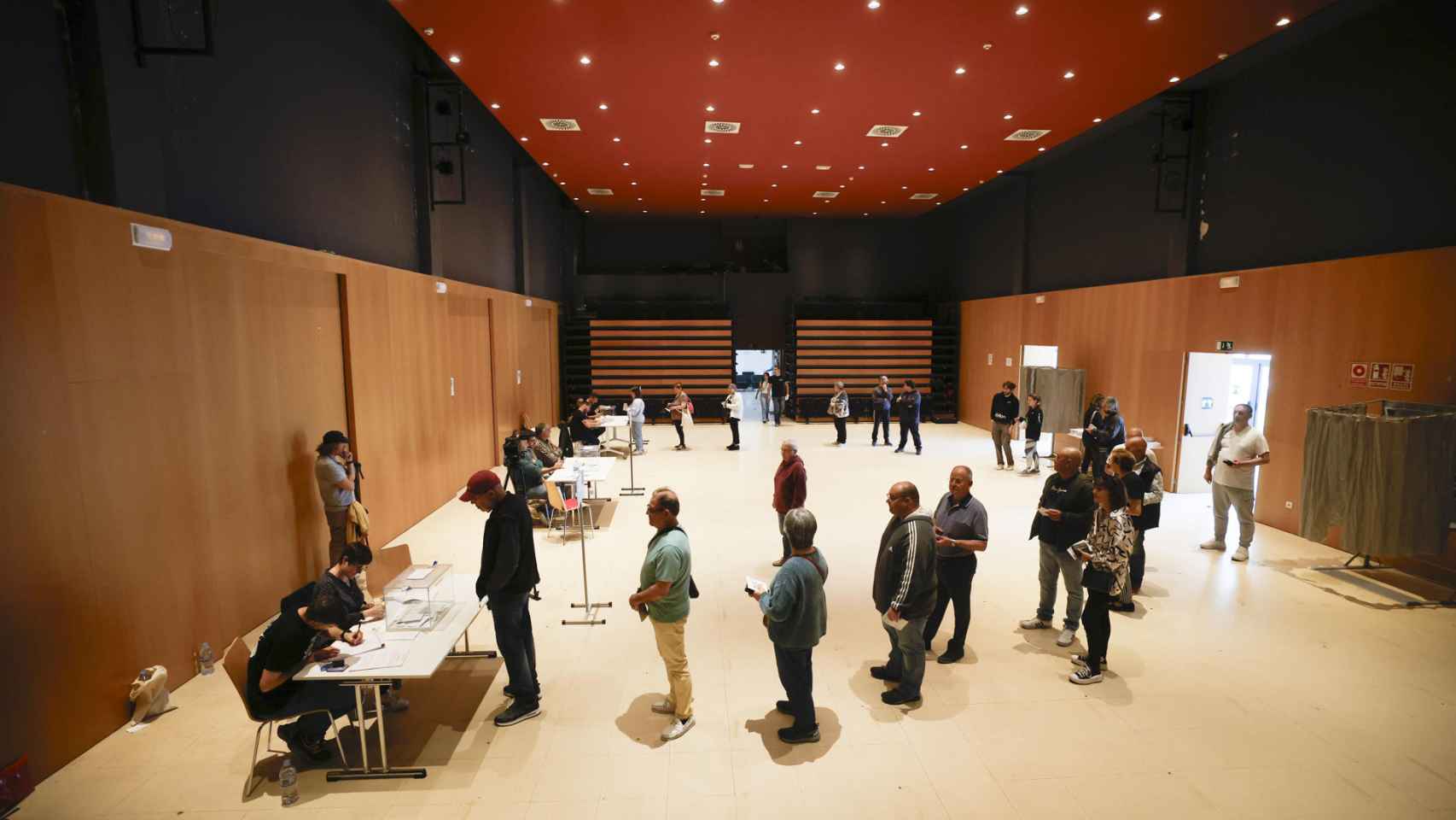 Vista de la cola para ejercer el derecho al voto en el Centro Cultural La Roca del Vallès de Barcelona, este domingo.