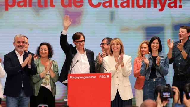 El candidato del PSC a la presidencia de la Generalitat, Salvador Illa, celebra su victoria.