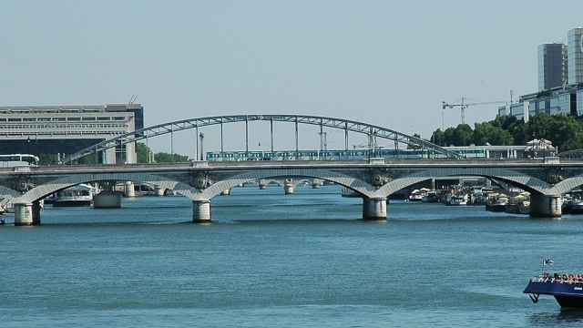 Puente de Austerlitz en París que une el XII Distrito con los Distritos V y XIII.
