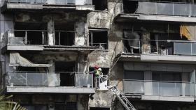 Vista del edificio incendiado en Valencia. Efe / Manuel Bruque