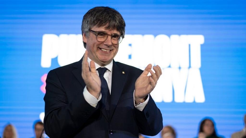 El expresidente de la Generalitat de Catalunya y candidato de Junts a las elecciones catalanas, Carles Puigdemont, interviene durante un mitin de Junts en las Antigues Escoles,