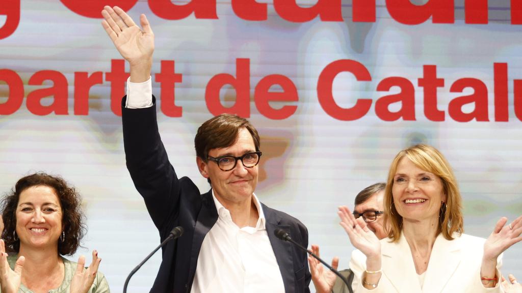 El candidato del PSC a la presidencia de la Generalitat, Salvador Illa (c), comparece para valorar los resultados electorales.