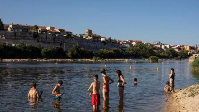 Bañistas en la playa de Los Pelambres, en Zamora capital.