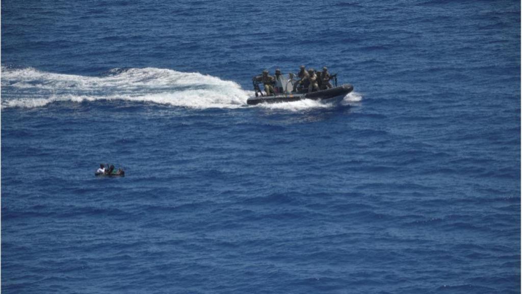 Militares españoles aproximándose a la posición de los piratas en Somalia