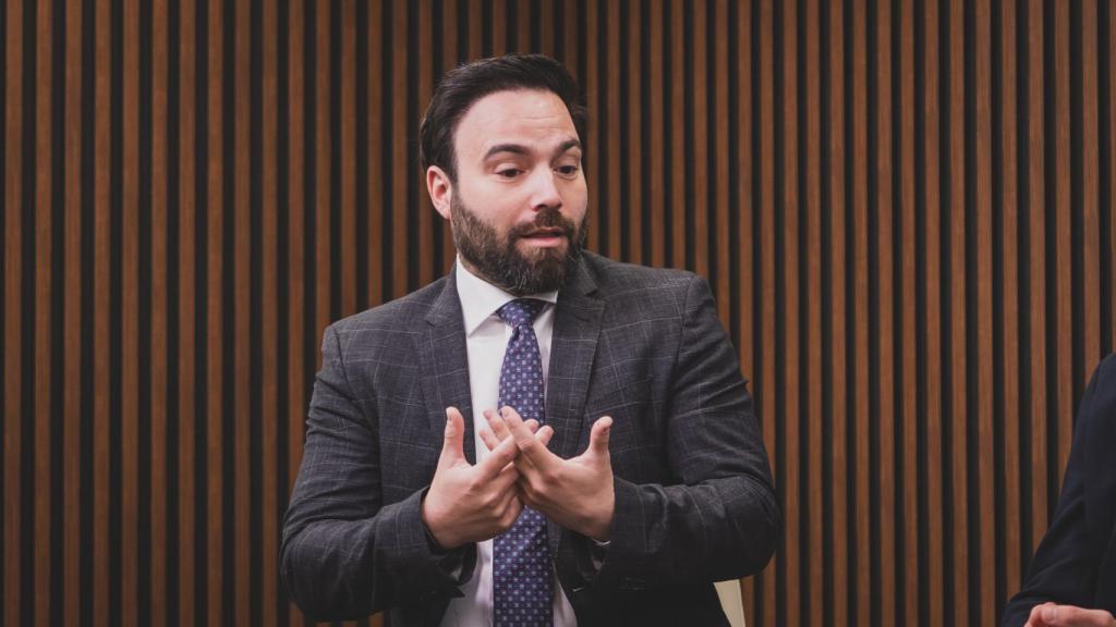 Ángel Niño, concejal de Innovación y Emprendimiento del Ayuntamiento de Madrid, durante la mesa redonda.