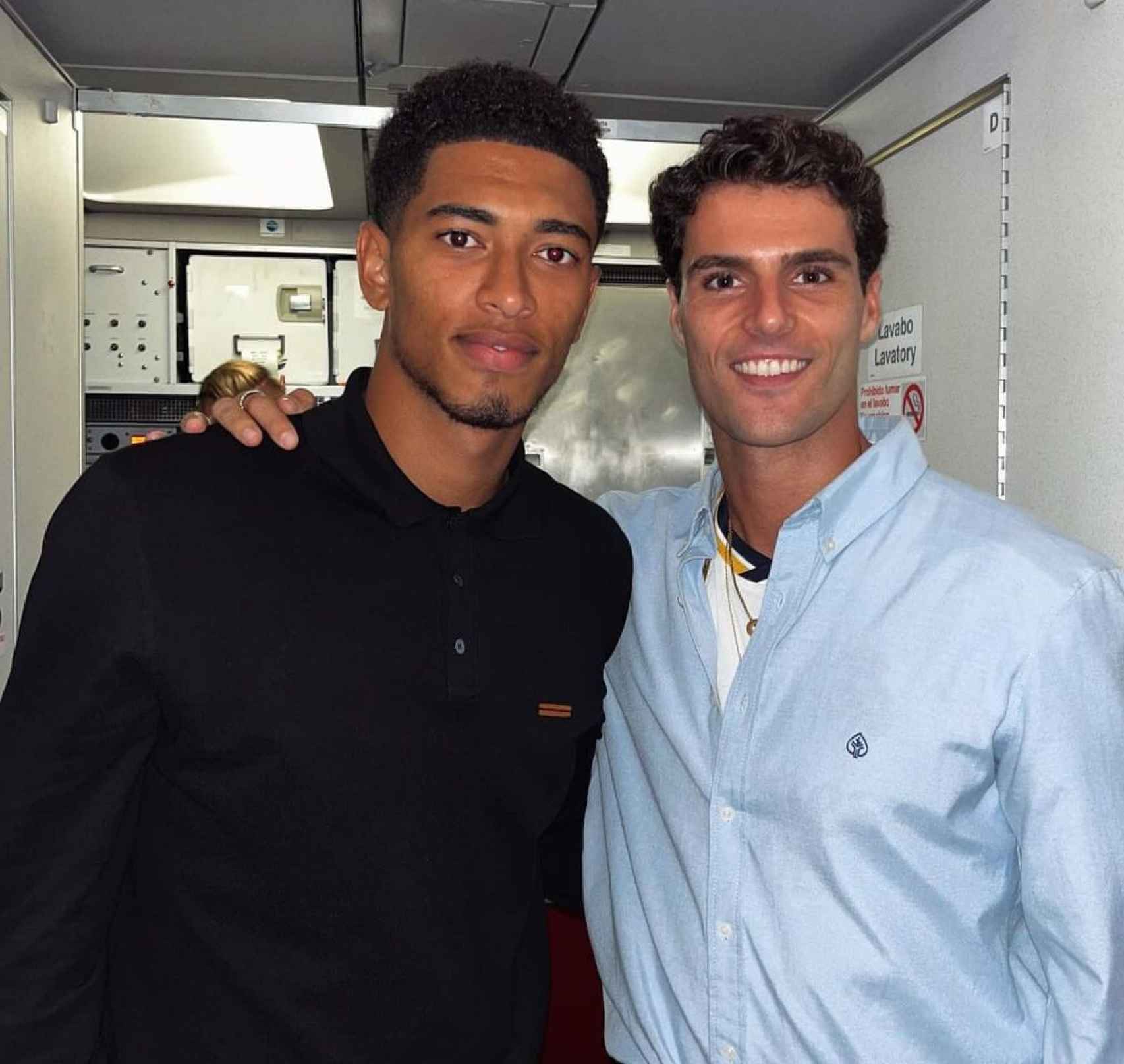 Jude Bellingham y Juan García Prieto, en el avión del Real Madrid