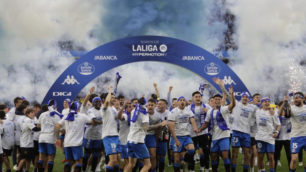 Los jugadores del Deportivo de la Coruña celebran el ascenso a Segunda.