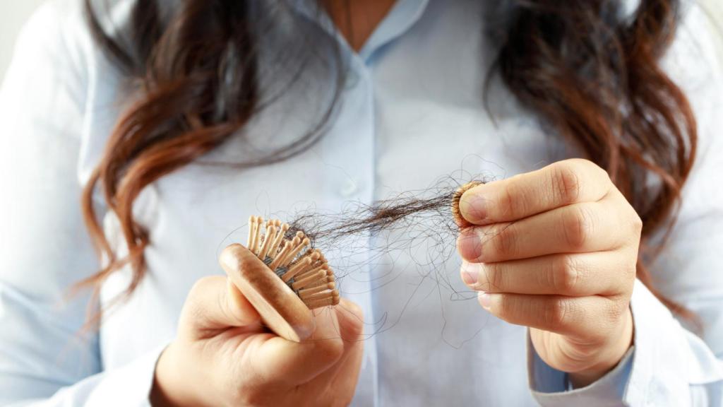 Mujer quitando los pelos de un cepillo.