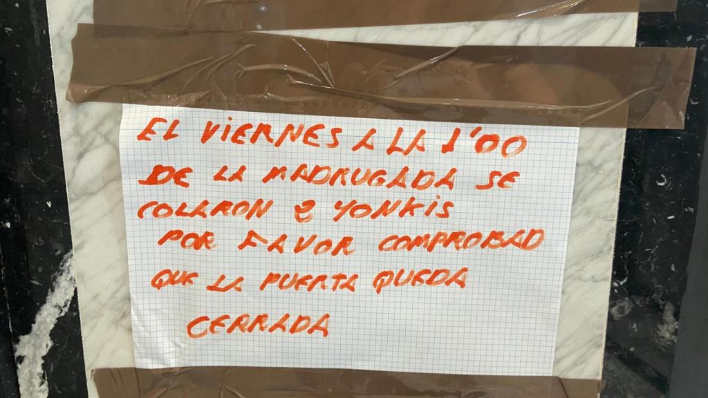 Un cartel que alerta a los vecinos de que cierren bien la puerta.