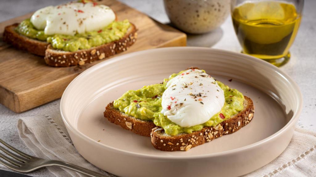 Tostadas con aguacate triturado y huevo poché.