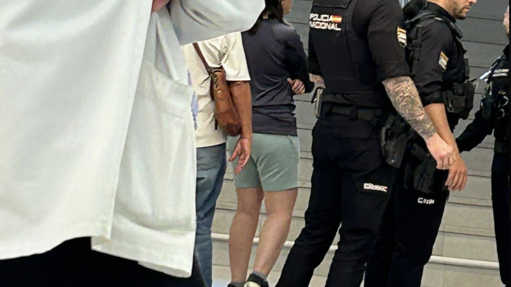 Momento en el que Rebeca García es identificada por la Policía Nacional.