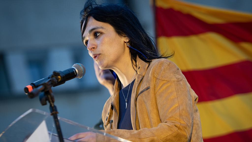 La candidata de Aliança Catalana por Girona, Sílvia Orriols, interviene durante el inicio de campaña de Aliança Catalana, en Ripoll, a 27 de abril de 2024, en Ripoll.