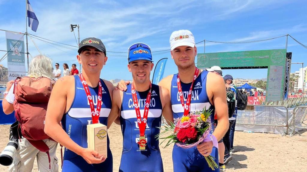 Los triatletas de la UA con el trofeo del Campeonato de España por Relevos.