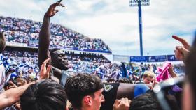 Marcos Mendes celebrando el ascenso con la afición.