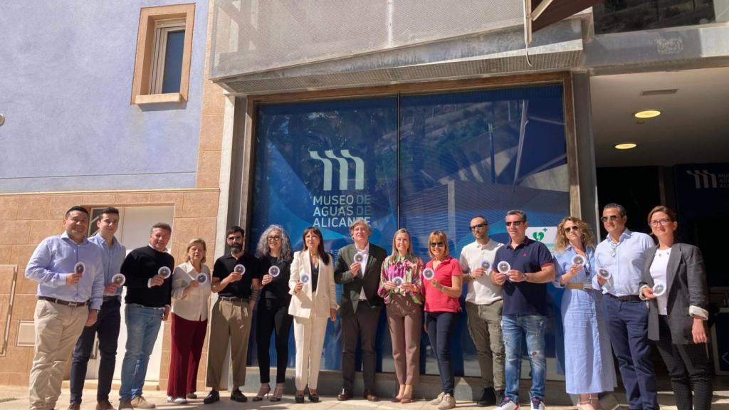 La presentación de los posavasos en el Museo de Aguas de Alicante.