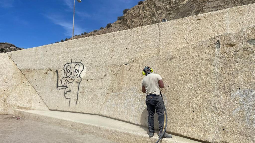 La limpieza de algunos grafitis.