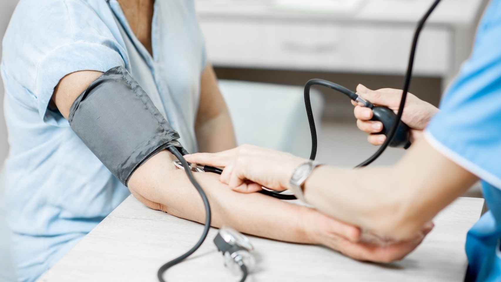 Enfermera midiendo la presión arterial de una paciente de edad avanzada, en una imagen de archivo.