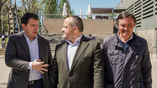 El presidente del PP de Castilla y León, Alfonso Fernández Mañueco, en su visita Cataluña, junto al candidato del PP catalán, Alejandro Fernández