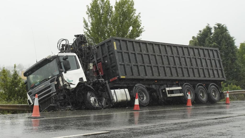 Accidente entre un camión y un turismo en la N-VI en Ponferrada