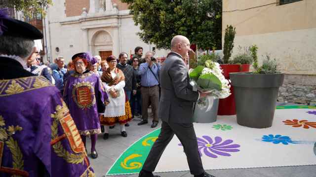 Ofreda floral del alcalde de Valladolid, Jesús Julio Carnero, a San Pedro Regalado