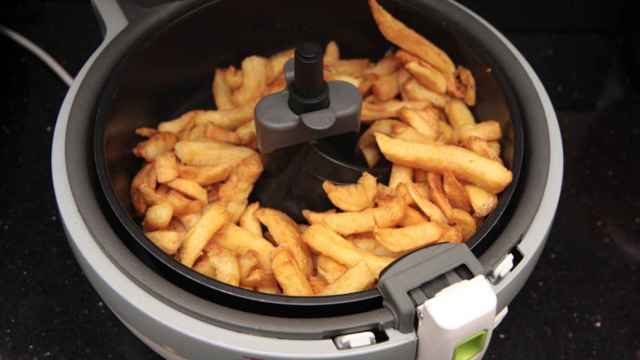 Las patatas, aunque se hagan en una freidora de aire, empeorar su calidad nutricional al salarlas.