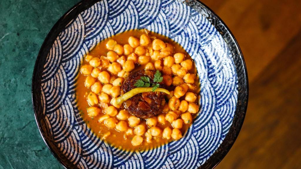 Garbanzos con rabo de toro relleno de foie gras.