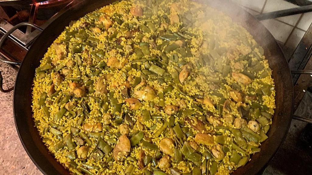 El restaurante de la montaña de Gandía famoso por su paella valenciana y sus empanadillas