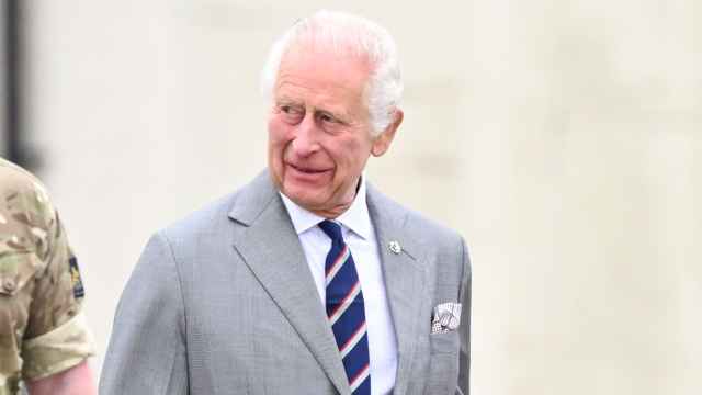 El rey Carlos III de Inglaterra, este lunes, 13 de mayo, en un acto con miembros del personal del Centro de Aviación del Ejército.