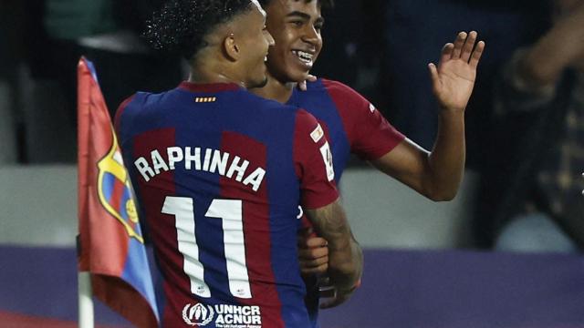 Lamine Yamal celebra su gol con Raphinha.