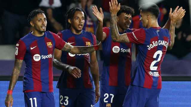 Los jugadores del Barça celebran el gol de Lamine Yamal.
