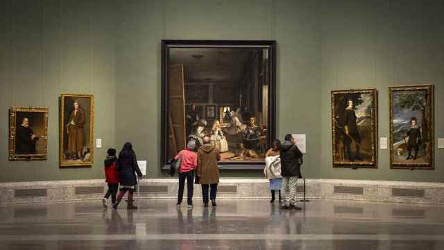 Varias personas contemplan el cuadro de Velázquez 'Las Meninas' en una visita al Museo del Prado  / Foto: Juan Barbosa / Europa Press